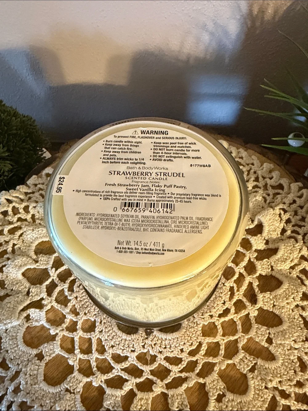 Bath & Body Works Strawberry Strudel Candle - Cream & Red - Picture 4 of 4